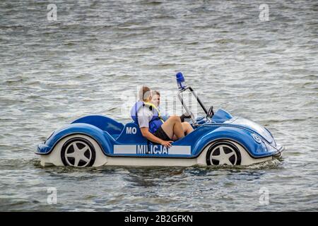 Kartuzy, Polen - 03 agosto 2016: Una divertente moto d'acqua realizzata come un'auto della polizia polacca Foto Stock