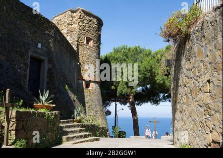 Riomaggiore si affaccia sul mare in provincia di la Spezia, si trova nel parco naturale delle cinque Terre in Liguria, nel nord-ovest dell'Italia. E 'sulla lista del patrimonio mondiale dell'UNESCO. Saracen torre panoramica Foto Stock