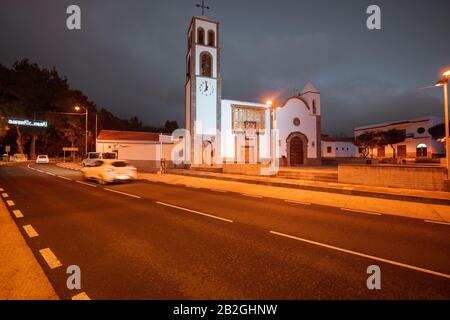 Vista notturna sulla piazza centrale con la vecchia chiesa del villaggio di Santiago del Teide, a nord-ovest dell'isola di Tenerife, Spagna Foto Stock