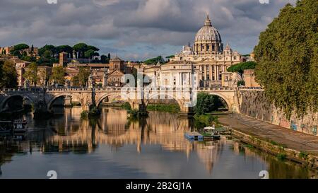 Roma, Italia - 07 ottobre 2018: Una vista lungo il fiume Tevere verso la Basilica di San Pietro e il Vaticano a Roma, Italia. Foto Stock