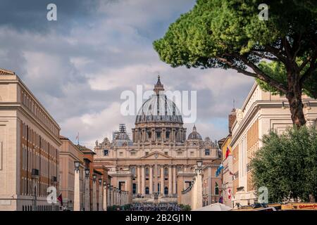 Roma, Italia - 07 ottobre 2018: Una vista lungo la strada verso la Basilica di San Pietro e il Vaticano a Roma, Italia. Foto Stock