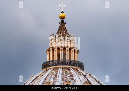 Roma, Italia - 07 ottobre 2018: Vista sul tetto della cupola della Basilica di San Pietro, Vaticano, Roma, Italia. Foto Stock