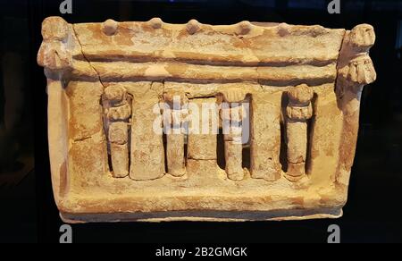 6614. Stand Philistine Cult, argilla decorata, scavi Yavneh (Israele centrale) risalente al 9. C. BC, età del ferro Foto Stock