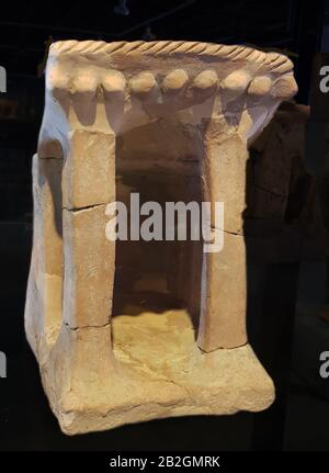 6614. Stand Philistine Cult, argilla decorata, scavi Yavneh (Israele centrale) risalente al 9. C. BC, età del ferro Foto Stock