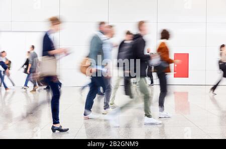 Grande gruppo anonimo di persone che viaggiano in aeroporto Foto Stock