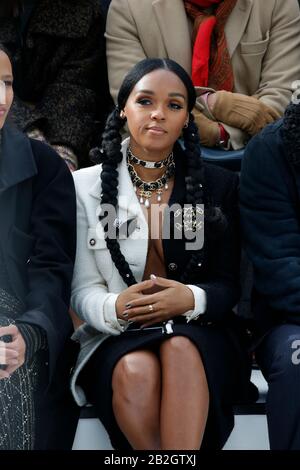 Parigi, Francia. 03rd Mar, 2020. Janelle Monáe Robinson, cantante statunitense, compositore, rapper, attrice e produttore che guarda la sfilata di moda Chanel durante La Settimana della moda Autunno/Inverno 2020/2021 a Parigi, Francia, il 3 marzo 2020. (Foto Di Jonas Gustavsson/Sipa Usa) Credit: Sipa Usa/Alamy Live News Foto Stock