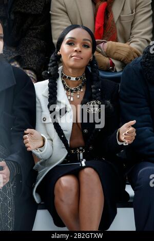 Parigi, Francia. 03rd Mar, 2020. Janelle Monáe Robinson, cantante statunitense, compositore, rapper, attrice e produttore che guarda la sfilata di moda Chanel durante La Settimana della moda Autunno/Inverno 2020/2021 a Parigi, Francia, il 3 marzo 2020. (Foto Di Jonas Gustavsson/Sipa Usa) Credit: Sipa Usa/Alamy Live News Foto Stock