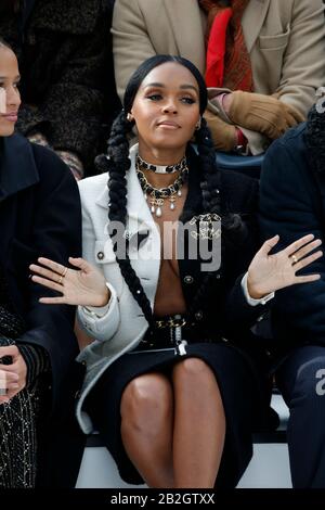 Parigi, Francia. 03rd Mar, 2020. Janelle Monáe Robinson, cantante statunitense, compositore, rapper, attrice e produttore che guarda la sfilata di moda Chanel durante La Settimana della moda Autunno/Inverno 2020/2021 a Parigi, Francia, il 3 marzo 2020. (Foto Di Jonas Gustavsson/Sipa Usa) Credit: Sipa Usa/Alamy Live News Foto Stock