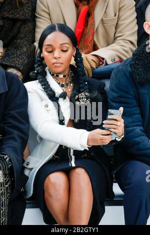 Parigi, Francia. 03rd Mar, 2020. Janelle Monáe Robinson, cantante statunitense, compositore, rapper, attrice e produttore che guarda la sfilata di moda Chanel durante La Settimana della moda Autunno/Inverno 2020/2021 a Parigi, Francia, il 3 marzo 2020. (Foto Di Jonas Gustavsson/Sipa Usa) Credit: Sipa Usa/Alamy Live News Foto Stock