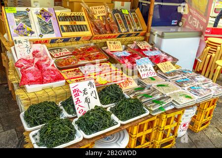 Tokyo, Giappone - 18 aprile 2017: Stalla con alghe, pesce, sashimi, prodotti tipici giapponesi presso il mercato di Ameya-Yokocho, vicino a Ueno. Ameyoko è popolare Foto Stock