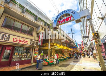 Tokyo, Giappone - 18 aprile 2017: Ingresso al popolare mercato stradale Ameya-Yokocho vicino alla stazione di Ueno. Bancarelle, negozi, ristoranti, Street-food Foto Stock