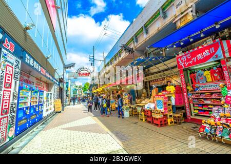 Tokyo, Giappone - 18 aprile 2017: Ingresso al mercato popolare e turistico di strada Ameya-Yokocho. Ameyoko è una trafficata strada del mercato lungo la linea Yamanote Foto Stock