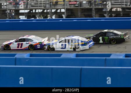 NASCAR Cup Series driver Denny Hamlin (11), driver Chase Elliott (9) e driver Kurt Busch (1) gara durante la NASCAR Auto Club 400, Domenica, Mar 1, 2020, in Fontana, California, Stati Uniti. (Foto di IOS/ESPA-Images) Foto Stock