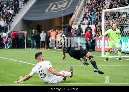 Nicolas Figal, difensore dell'Inter Miami FC (5) con un'attrezzatura pulita sul fronte LAFC Carlos vela (10) durante una partita di calcio MLS, domenica 1 marzo 2020, a Los Angeles, Stati Uniti. (Foto di IOS/ESPA-Images) Foto Stock