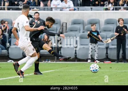 Il LAFC in avanti Diego Rossi (9) ottiene un colpo fuori contro il difensore del FC di Inter Miami Nicolas Figal (5) durante una partita di calcio di MLS, domenica 1 marzo 2020, a Los Angeles, Stati Uniti. (Foto di IOS/ESPA-Images) Foto Stock