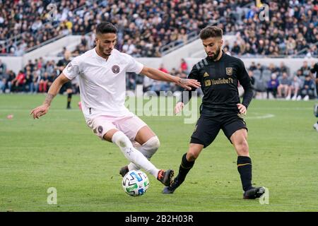 Nicolas Figal, difensore dell'Inter Miami FC (5), mantiene la palla dal LAFC in avanti Diego Rossi (9) durante una partita di calcio MLS, domenica 1 marzo 2020, a Los Angeles, Stati Uniti. (Foto di IOS/ESPA-Images) Foto Stock