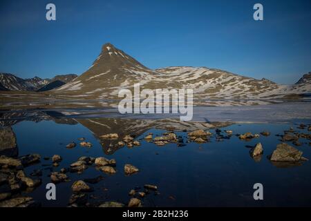 Bella riflessione come uno specchio nelle montagne norvegesi Foto Stock