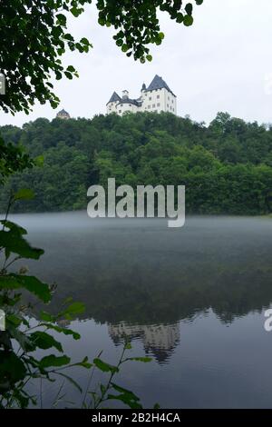 Nebel, Saale, Schloss Burgk, Naturpark Thueringer Schiefergebirge/Obere Saale, Thueringen, Deutschland Foto Stock