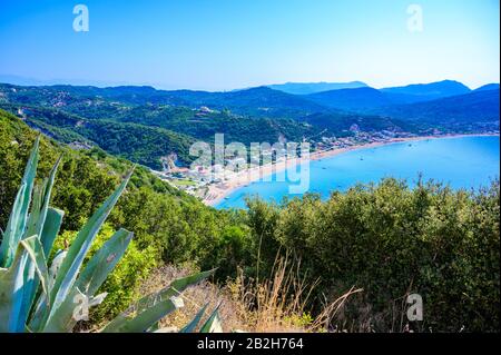 Spiaggia di Agios Georgios nella baia paradisiaca, in uno splendido paesaggio montano, l'isola di Corfù, la Grecia Foto Stock