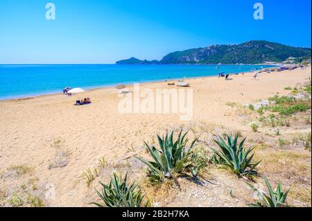 Spiaggia di Agios Georgios nella baia paradisiaca, in uno splendido paesaggio montano, l'isola di Corfù, la Grecia Foto Stock