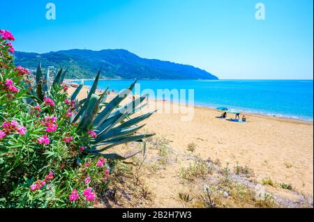 Spiaggia di Agios Georgios nella baia paradisiaca, in uno splendido paesaggio montano, l'isola di Corfù, la Grecia Foto Stock