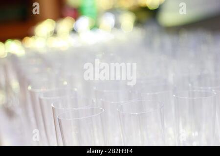 Bicchieri e bottiglie di alcol pronti Foto Stock