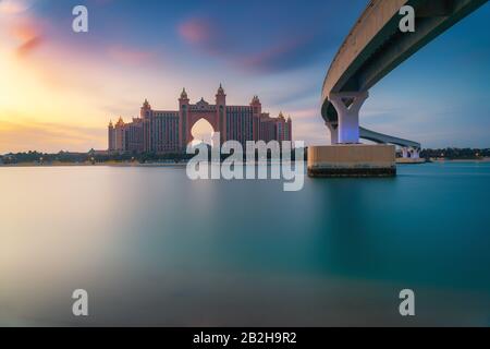 WOW vista di Atlantis Resort, Hotel & Theme Park a Palm Jumeirah Island, una vista dalla Pointe Dubai, Emirati Arabi Uniti. Ispirazione di viaggio di lusso. Foto Stock