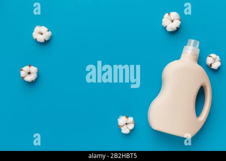 BIO bottiglia di plastica di detersivo liquido per bucato su blu Foto Stock