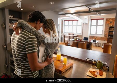 Giovane coppia innamorata in casa Foto Stock