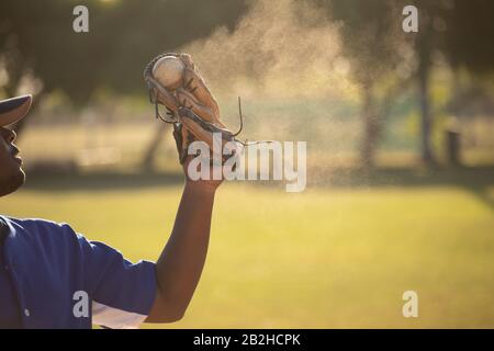 Giocatore di baseball che cattura una palla durante una partita Foto Stock