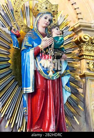 Manila, Filippine: Vista dettagliata della colorata statua di Madre Maria con Gesù Bambino, situata nella famosa chiesa di Quiapo Foto Stock
