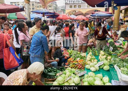 Manila, Filippine: Affollato mercato settimanale vicino alla famosa chiesa Quiapo, con verdure provenienti principalmente da Baguio Foto Stock