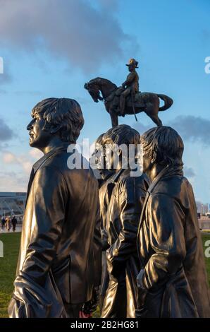 Statua in bronzo dei Beatles a Pierhead a Liverpool Foto Stock