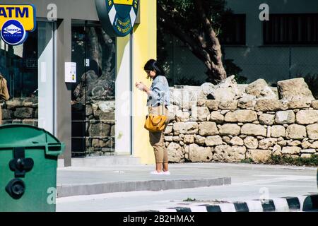 Cipro di Paphos 29 febbraio 2020 Vista di persone non identificate che camminano nelle strade di Paphos nel pomeriggio Foto Stock