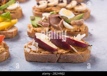 Antipasti da tavolo con antipasti italiani. Brushetta o autentico tradizionale set di tapas spagnole, varietà Foto Stock