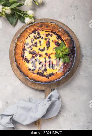 clafoutis - tradizionale torta di frutti di bosco francese, dessert su tavola rustica in legno. Foto Stock