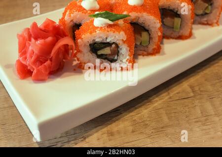 California Maki Sushi Con Masago. Masago fuori Foto Stock