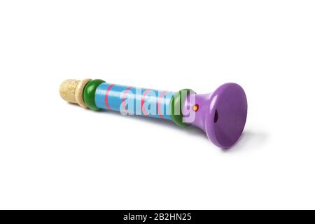 Flauto di legno multicolore per bambini isolato su bianco Foto Stock