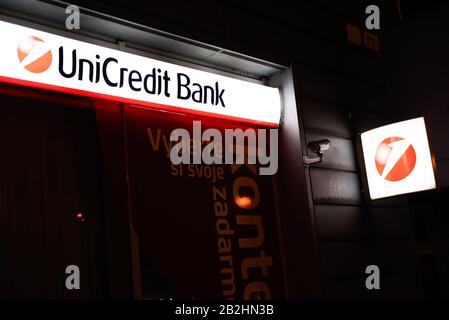 Bratislava, Slovacchia. 29th Feb, 2020. UniCredit Bank è raffigurata nella città vecchia. Credit: Omar Marques/Sopa Images/Zuma Wire/Alamy Live News Foto Stock