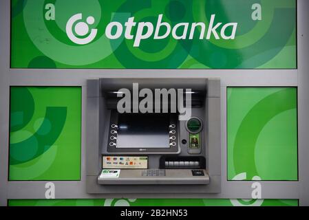 Bratislava, Slovacchia. 29th Feb, 2020. OTP Banka ATM macchina è raffigurato nella città vecchia. Credit: Omar Marques/Sopa Images/Zuma Wire/Alamy Live News Foto Stock