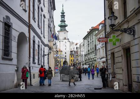 Bratislava, Slovacchia. 29th Feb, 2020. Turisti e locali sono visti mentre camminano attraverso la città vecchia. Credit: Omar Marques/Sopa Images/Zuma Wire/Alamy Live News Foto Stock