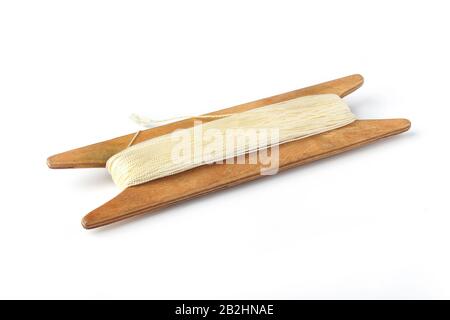 Bobina in legno con un cavo in nylon avvolto isolato su bianco Foto Stock