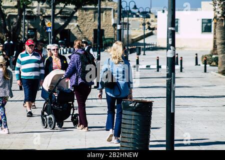 Cipro di Paphos 29 febbraio 2020 Vista di persone non identificate che camminano nelle strade di Paphos nel pomeriggio Foto Stock