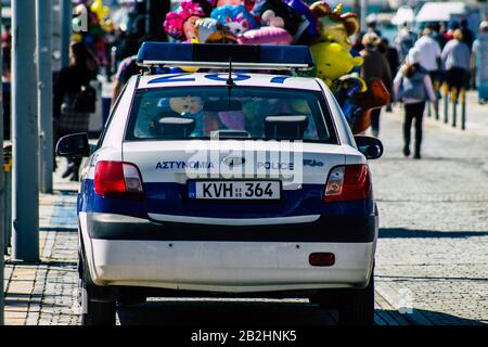 Cipro di Paphos 01 marzo 2020 Vista di un'auto di polizia parcheggiata nelle strade di Paphos nel pomeriggio Foto Stock