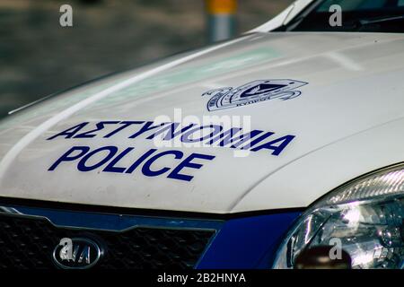 Cipro di Paphos 01 marzo 2020 Vista di un'auto di polizia parcheggiata nelle strade di Paphos nel pomeriggio Foto Stock