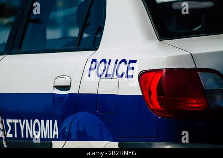 Cipro di Paphos 01 marzo 2020 Vista di un'auto di polizia parcheggiata nelle strade di Paphos nel pomeriggio Foto Stock