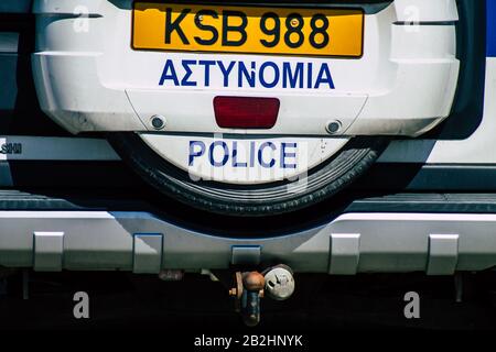 Cipro di Paphos 01 marzo 2020 Vista di un'auto di polizia parcheggiata nelle strade di Paphos nel pomeriggio Foto Stock