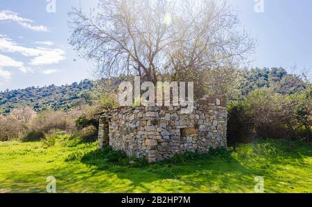 Vecchia casa in pietra tradizionale abbandonata a Datca, Mugla, Turchia Foto Stock
