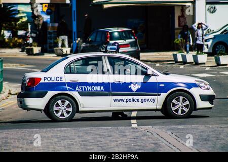 Cipro di Paphos 01 marzo 2020 Vista di un'auto di polizia parcheggiata nelle strade di Paphos nel pomeriggio Foto Stock