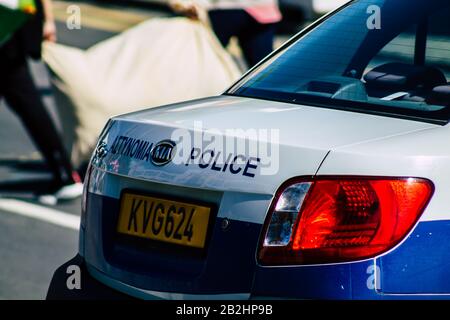 Cipro di Paphos 01 marzo 2020 Vista di un'auto di polizia parcheggiata nelle strade di Paphos nel pomeriggio Foto Stock